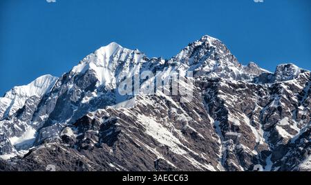 Picchi di Trisul (7120 m) nell'alto Himalaya di Uttarakhand, India settentrionale Foto Stock