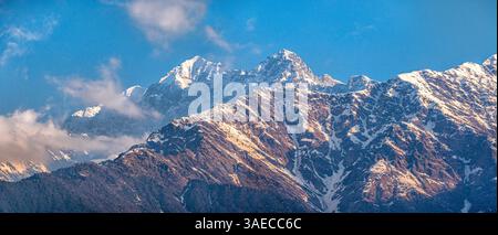 Picchi di Trisul (7120 m) nell'alto Himalaya di Uttarakhand, India settentrionale Foto Stock