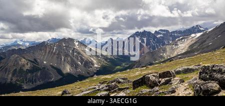 Picchi della catena del Trident visti da Whistlers Peak, Jasper NP, Canada Foto Stock