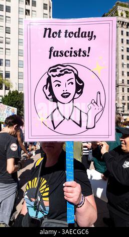 Los Angeles, California, Stati Uniti. 5 aprile 2025. Le persone si spostano per le strade del centro di Los Angeles come parte del "Hands Off!" Mobilitazione a livello nazionale per protestare contro l'amministrazione Trump.le azioni distopiche riguardanti Medicare, Medicaid, sicurezza sociale, posti di lavoro, elezioni eque, dati personali, terre pubbliche, servizi per veterani, ricerca scientifica, tutela dei consumatori, aria pulita, acqua pulita, scuole, biblioteche, libertà di parola, diritti LGBTQ, immigrati, tribunali e altro ancora. (Credit Image: © Brian Cahn/ZUMA Press Wire) SOLO PER USO EDITORIALE! Non per USO commerciale! Foto Stock