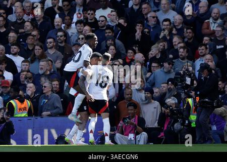 Londra, Regno Unito. 6 aprile 2025. Craven Cottage, 6 aprile 2025: Ryan Sessegnon del Fulham salta sul retro del marcatore Rodrigo Muniz del Fulham dopo aver segnato il 3° per la sua squadra durante la partita di Premier League tra Fulham e Liverpool al Craven Cottage il 6 aprile 2025 a Londra, Inghilterra. (Pedro Soares/SPP) credito: SPP Sport Press Photo. /Alamy Live News Foto Stock