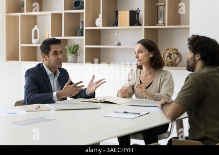 Il Consiglio di amministrazione si è riunito al tavolo delle conferenze, impegnato in negoziati Foto Stock