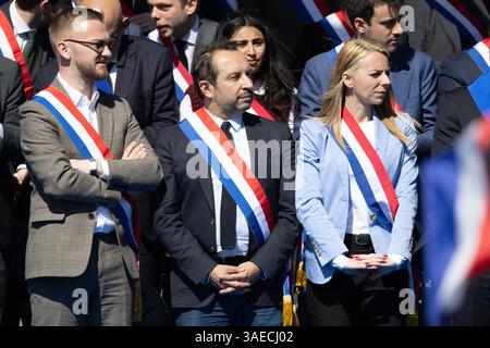 Parigi, Francia. 6 aprile 2025. Il deputato francese del raggruppamento Nazionale (RN) Sebastien Chenu partecipa a una manifestazione a sostegno di Marine le Pen dopo che è stata condannata per un progetto di lavoro falso al parlamento dell'UE, a Parigi il 6 aprile 2025. Marine le Pen è stato condannato a una pena detentiva e multa il 31 marzo 2025, un verdetto che ha suscitato un'eco internazionale. Le Pen ha affermato che avrebbe usato tutte le vie legali possibili per presentarsi alle elezioni del 2027 nonostante il divieto di candidarsi e ha salutato la promessa di un rapido appello alla sua condanna penale. Foto di Raphael Lafargue/ABACAPRESS. COM credito: Abaca Press/Alamy Live News Foto Stock