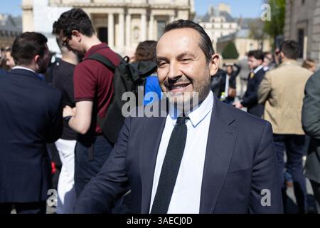 Parigi, Francia. 6 aprile 2025. Il deputato francese del raggruppamento Nazionale (RN) Sebastien Chenu partecipa a una manifestazione a sostegno di Marine le Pen dopo che è stata condannata per un progetto di lavoro falso al parlamento dell'UE, a Parigi il 6 aprile 2025. Marine le Pen è stato condannato a una pena detentiva e multa il 31 marzo 2025, un verdetto che ha suscitato un'eco internazionale. Le Pen ha affermato che avrebbe usato tutte le vie legali possibili per presentarsi alle elezioni del 2027 nonostante il divieto di candidarsi e ha salutato la promessa di un rapido appello alla sua condanna penale. Foto di Raphael Lafargue/ABACAPRESS. COM credito: Abaca Press/Alamy Live News Foto Stock
