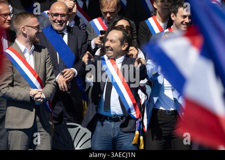 Parigi, Francia. 6 aprile 2025. Il deputato francese del raggruppamento Nazionale (RN) Sebastien Chenu partecipa a una manifestazione a sostegno di Marine le Pen dopo che è stata condannata per un progetto di lavoro falso al parlamento dell'UE, a Parigi il 6 aprile 2025. Marine le Pen è stato condannato a una pena detentiva e multa il 31 marzo 2025, un verdetto che ha suscitato un'eco internazionale. Le Pen ha affermato che avrebbe usato tutte le vie legali possibili per presentarsi alle elezioni del 2027 nonostante il divieto di candidarsi e ha salutato la promessa di un rapido appello alla sua condanna penale. Foto di Raphael Lafargue/ABACAPRESS. COM credito: Abaca Press/Alamy Live News Foto Stock