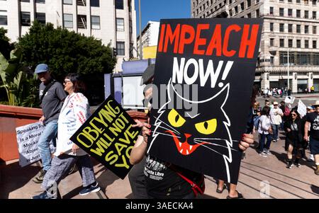 Los Angeles, California, Stati Uniti. 5 aprile 2025. Le persone si spostano per le strade del centro di Los Angeles come parte del "Hands Off!" Mobilitazione a livello nazionale per protestare contro l'amministrazione Trump.le azioni distopiche riguardanti Medicare, Medicaid, sicurezza sociale, posti di lavoro, elezioni eque, dati personali, terre pubbliche, servizi per veterani, ricerca scientifica, tutela dei consumatori, aria pulita, acqua pulita, scuole, biblioteche, libertà di parola, diritti LGBTQ, immigrati, tribunali e altro ancora. (Credit Image: © Brian Cahn/ZUMA Press Wire) SOLO PER USO EDITORIALE! Non per USO commerciale! Foto Stock