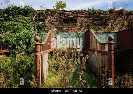 Ex scuderie a Netherhall Estate a Maryport, Cumbria. La sala era una grande villa di campagna distrutta da un incendio nel 1976 e demolita nel 1979 Foto Stock