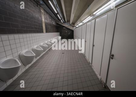 Essen, Germania. 6 aprile 2025. 3) Liga - Rot Weiss Essen - FC Hansa Rostock am 06.04.2025 im Stadion an der Hafenstraße in Essen Sanitäranlage im Gästeblock, WC, toilette, Urinal foto: Osnapix le normative DFB vietano qualsiasi uso di fotografie come sequenze di immagini e/o quasi-video crediti: dpa/Alamy Live News Foto Stock