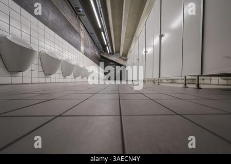 Essen, Germania. 6 aprile 2025. 3) Liga - Rot Weiss Essen - FC Hansa Rostock am 06.04.2025 im Stadion an der Hafenstraße in Essen Sanitäranlage im Gästeblock, WC, toilette, Urinal foto: Osnapix le normative DFB vietano qualsiasi uso di fotografie come sequenze di immagini e/o quasi-video crediti: dpa/Alamy Live News Foto Stock