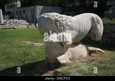 Rovine dell'Agorà a Smirne, l'attuale Smirne, Turchia, che mostrano ciò che rimane di una statua di leone Foto Stock
