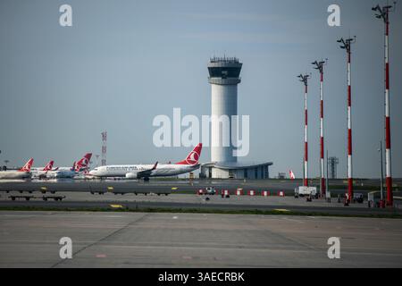 Istanbul, Turchia. 3 aprile 2025. Gli aerei commerciali Turkish Airlines parcheggiano ai cancelli per i passeggeri all'aeroporto di Istanbul in Turchia il 4 aprile 2025. (Foto di Diego Cupolo/NurPhoto)0 credito: NurPhoto SRL/Alamy Live News Foto Stock