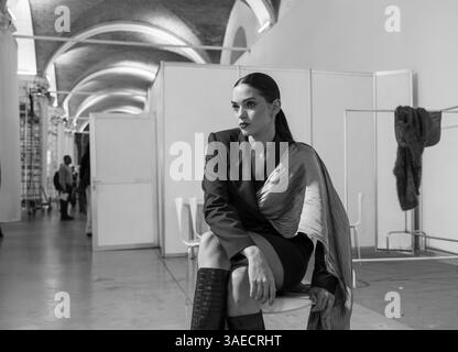 Kiev, Ucraina - 15 febbraio 2025: I modelli sono pronti e pronti nel backstage della settimana della moda Ucraina, mostrando i design unici del marchio Diieva in un'atmosfera vibrante. Foto Stock