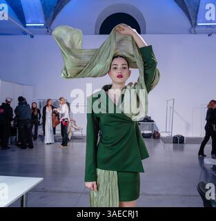 Kiev, Ucraina - 15 febbraio 2025: Le modelle stanno potendo dietro le quinte in mezzo all'eccitazione della settimana della moda Ucraina, mostrando look unici di un marchio locale che esplode con creatività ed eleganza. Foto Stock