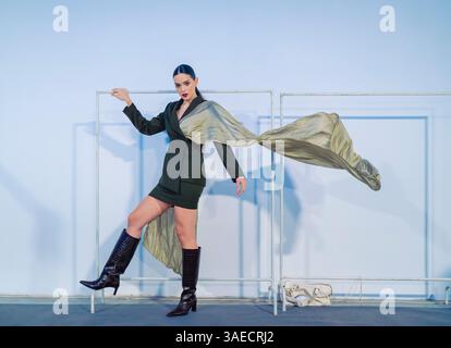 Kiev, Ucraina - 15 febbraio 2025: Le modelle si esibiscono con fiducia nel backstage alla settimana della moda Ucraina, mostrando le creazioni uniche di un designer di talento, mettendo in risalto stili e texture dinamici. Foto Stock