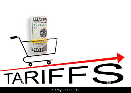 Carrello con 100 dollari sulla freccia rossa. Guerra commerciale e tariffaria. Concetto di crisi economica, inflazione e prezzi delle materie prime Foto Stock