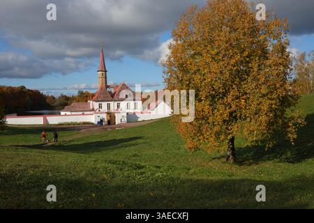 Vista del palazzo del Priorato a Gatchina, Russia. Fu costruito nel 1799 dall'architetto Nikolay Lvov sulla riva del Lago Nero. Costruito per i Russ Foto Stock