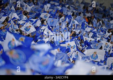 Porto, Portogallo. 6 aprile 2025. Dragao Stadium, Primeira Liga 2024/2025, FC Porto contro SL Benfica; FC Porto tifosi, durante una partita tra FC Porto e SL Benfica per la Primeira Liga 2024/2025 al Dragao Stadium di Porto il 6 aprile 2025. Foto: Daniel Castro/DiaEsportivo/Alamy Live News crediti: DiaEsportivo/Alamy Live News Foto Stock