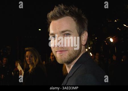 18 dicembre 2001; Los Angeles, CA, Stati Uniti; attore EWAN MCGREGOR alla premiere di "Black Hawk Down". (Immagine di credito: Robert Millard/ZUMAPRESS.com) Foto Stock
