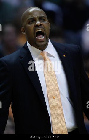 15 febbraio 2012: Allenatore del Tennessee Cuonzo Martin durante il primo tempo di una partita di pallacanestro NCAA tra i Tennessee Volunteers e gli Arkansas Razorbacks alla Thompson-Boling Arena di Knoxville (Tennessee). (Cal Sport Media/TplSports.com)(Credit immagine: © Tplsports. COM/Cal Sport Media/ZUMAPRESS.com) Foto Stock