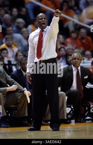 15 febbraio 2012: Allenatore dell'Arkansas Mike Anderson durante la seconda metà di una partita di pallacanestro NCAA tra i Tennessee Volunteers e gli Arkansas Razorbacks alla Thompson-Boling Arena di Knoxville (Tennessee). (Cal Sport Media/TplSports.com)(Credit immagine: © Tplsports. COM/Cal Sport Media/ZUMAPRESS.com) Foto Stock