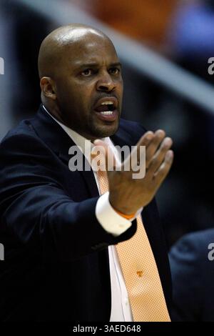 15 febbraio 2012: Allenatore del Tennessee Cuonzo Martin durante il primo tempo di una partita di pallacanestro NCAA tra i Tennessee Volunteers e gli Arkansas Razorbacks alla Thompson-Boling Arena di Knoxville (Tennessee). (Cal Sport Media/TplSports.com)(Credit immagine: © Tplsports. COM/Cal Sport Media/ZUMAPRESS.com) Foto Stock