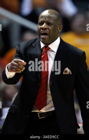 15 febbraio 2012: Allenatore dell'Arkansas Mike Anderson durante il primo tempo di una partita di pallacanestro NCAA tra i Tennessee Volunteers e gli Arkansas Razorbacks alla Thompson-Boling Arena di Knoxville (Tennessee). (Cal Sport Media/TplSports.com)(Credit immagine: © Tplsports. COM/Cal Sport Media/ZUMAPRESS.com) Foto Stock
