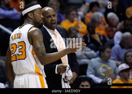 15 febbraio 2012: Il capo-allenatore del Tennessee Cuonzo Martin parla con Cameron Tatum del Tennessee durante la prima metà di una partita di pallacanestro NCAA tra i Tennessee Volunteers e gli Arkansas Razorbacks alla Thompson-Boling Arena di Knoxville (Tennessee). (Cal Sport Media/TplSports.com)(Credit immagine: © Tplsports. COM/Cal Sport Media/ZUMAPRESS.com) Foto Stock