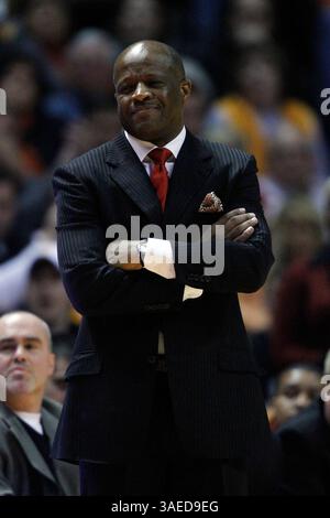 15 febbraio 2012: Il capo-allenatore dell'Arkansas Mike Anderson in azione durante il primo tempo di una partita di pallacanestro NCAA tra i Tennessee Volunteers e gli Arkansas Razorbacks alla Thompson-Boling Arena di Knoxville (Tennessee). (Cal Sport Media/TplSports.com)(Credit immagine: © Tplsports. COM/Cal Sport Media/ZUMAPRESS.com) Foto Stock