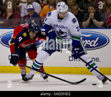 9 gennaio 2012 - Sunrise, FL, USA - Stephen Weiss dei Florida Panthers raggiunge il difensore dei Vancouver Canucks Alexander Edler (23) nel primo periodo al Bank Atlantic Center di Sunrise, Florida, lunedì 9 gennaio 2012. (Immagine di credito: © Joe Rimkus Jr/Miami Herald/MCT/ZUMAPRESS.com) Foto Stock