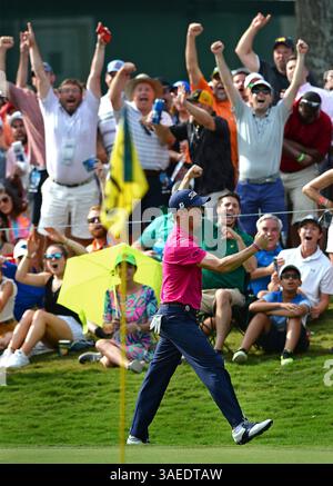 11 gennaio 2012 - Charlotte, NC, USA - Justin Thomas e la galleria celebrano il suo lancio nella coppa sul 13° green durante l'ultima prova del PGA Championship al Quail Hollow Club di Charlotte, NC, domenica 13 agosto 2017. (Immagine di credito: © Jeff Siner/TNS tramite filo ZUMA) Foto Stock