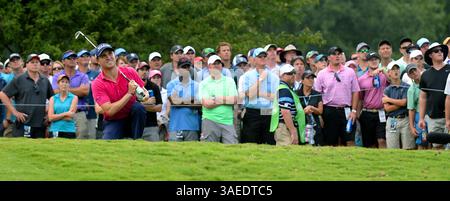 11 gennaio 2012 - Charlotte, NC, USA - Justin Thomas scende a un ginocchio dopo essersi staccato dal tredicesimo tee box durante il round finale del PGA Championship al Quail Hollow Club di Charlotte, NC, domenica 13 agosto 2017. Thomas avrebbe vinto il campionato. (Immagine di credito: © Jeff Siner/TNS tramite filo ZUMA) Foto Stock