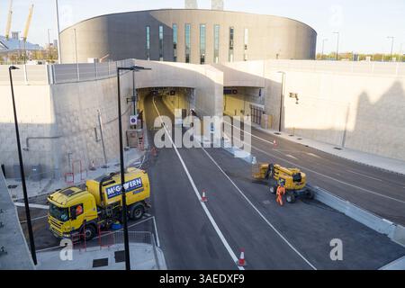 Londra, Regno Unito. 31 marzo 2025. L'ultimo sdoganamento del sito sul portale sud del Silvertown Tunnel giorni prima dell'apertura al traffico dell'attraversamento del Tamigi da 1,2 miliardi di sterline. Foto Stock