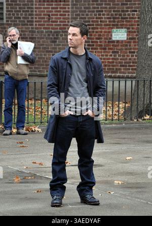 15 novembre 2011 - New York, New York, USA - . . . . . 15 novembre 2011, New York City attore Mark Wahlberg sul set di Manhattan del nuovo film "Broken City" il 15 novembre 2011 a New York City (immagine di credito: © Sharkpixs/ZUMAPRESS.com) Foto Stock