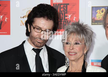 15 novembre 2011 - Hollywood, California, Stati Uniti - I15457CHW . ''West Side Story: 50th Anniversary'' Blu-Ray DVD Premiere . Grauman's Chinese Theatre, Hollywood, CA.11/15/2011. GEORGE CHAKIRIS E RITA MORENO . 2011 (immagine di credito: © Clinton Wallace/Globe Photos/ZUMAPRESS.com) Foto Stock
