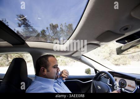 9 novembre 2011 - Palo alto, CA, Stati Uniti - il prototipo beta della Model S di Tesla presenta un "tetto panoramico". Nella foto è raffigurato Ali Javidan, responsabile tecnico di Tesla, durante un test drive del 10 novembre 2011 presso la sede centrale di Tesla a Palo alto, California. (Immagine di credito: © dai Sugano/San Jose Mercury News/MCT/ZUMAPRESS.com) Foto Stock