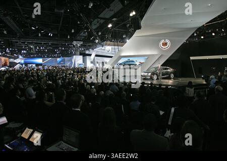 16 novembre 2011 - Los Angeles, California, Stati Uniti - Mark Reuss, presidente della General Motors North America, parla dopo aver svelato la Cadillac 2013 XTS viene presentata al LA Auto Show mercoledì 16 novembre 2011 a Los Angeles. (Immagine di credito: © Ringo Chiu/ZUMAPRESS.com) Foto Stock