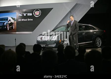 16 novembre 2011 - Los Angeles, California, Stati Uniti - Mark Reuss, presidente della General Motors North America, parla dopo aver svelato la Cadillac 2013 XTS viene presentata al LA Auto Show mercoledì 16 novembre 2011 a Los Angeles. (Immagine di credito: © Ringo Chiu/ZUMAPRESS.com) Foto Stock