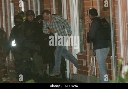 17 novembre 2011 - Colombia - Bogota novembre 16 de 2011. Un hombre de aproximadamente 35 aÃ±os secuestro a su suegro por 6 horas, amenazandolo con una pistola y solictando la presencia de su compaÃ±era, los hechos ocurrieron en el Barrio El Tiental de la localidad de kenedy. Foto NÃ©stor GÃ³mez / El Tiempo CrÃ©dito: CEET FotÃ³grafo: NESTOR GÃ“MEZ (immagine di credito: © El Tiempo/GDA/ZUMAPRESS.com) Foto Stock