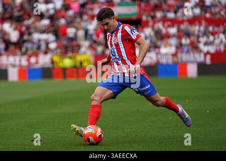 Julian Alvarez (Atletico de Madrid) spara il pallone durante la partita di LaLiga tra Siviglia FC e Atletico de Madrid, a Sanchez Pizjuan il 6 aprile 2025 Foto Stock