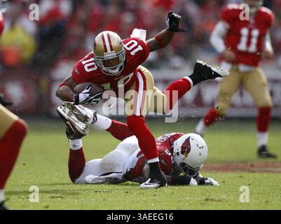 20 novembre 2011 - San Francisco, California, Stati Uniti - San Francisco 49ers KYLE WILLIAMS (10) è inciampato dopo una presa contro gli Arizona Cardinals o'BREIN SCHOFIELD (50) a Candlestick Park. (Immagine di credito: © Nhat V. Meyer/San Jose Mercury News/MCT/ZUMAPRESS.com) Foto Stock