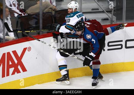 20 novembre 2011 - Denver, Colorado, U. S - il difensore dei Colorado Avalanche Ryan o'Byrne (3) controlla i San Jose Sharks dell'ala sinistra Brad Winchester (10) nelle tavole nel primo periodo. I Colorado Avalanche hanno ospitato i San Jose Sharks al Pepsi Center di Denver, CO. (Immagine di credito: © Isaiah Downing/Southcreek/ZUMApress.com) Foto Stock