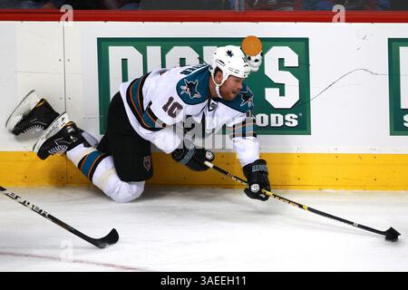 20 novembre 2011 - Denver, Colorado, U. S - l'ala sinistra dei San Jose Sharks Brad Winchester (10) mantiene il controllo del disco quando cade sul ghiaccio. Dopo due periodi San Jose conduce 3-1. I Colorado Avalanche hanno ospitato i San Jose Sharks al Pepsi Center di Denver, CO. (Immagine di credito: © Isaiah Downing/Southcreek/ZUMApress.com) Foto Stock