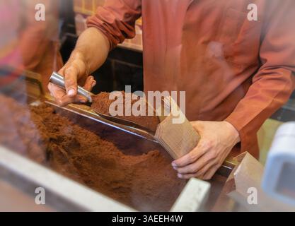 Caffè turco finemente macinato in preparazione per la vendita. Caffè turco tostato e macinato. Foto Stock