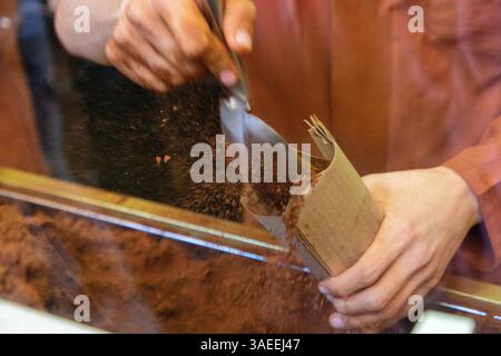 Caffè turco finemente macinato in preparazione per la vendita. Caffè turco tostato e macinato. Foto Stock