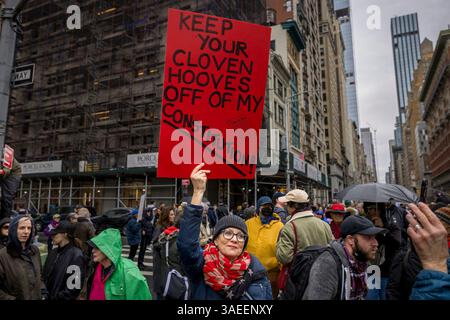 NEW YORK, NEW YORK - 5 APRILE: Una persona ha un segno che dice: "Tenete i vostri zoccoli fuori dalla mia costituzione”, mentre decine di migliaia di manifestanti partecipano alle mani! rally, una giornata nazionale d'azione contro gli attacchi di Donald Trump contro programmi sanitari federali e lavoratori governativi, sabato 5 aprile 2025 a New York City. L'azione di massa,? Organizzato da indivisible, MoveOn e molti altri gruppi, ha pianificato più di 1.000 eventi in tutto il paese, con una protesta di punta a Washington, DC (foto di Michael Nigro/Sipa USA) Foto Stock
