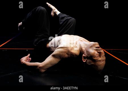 16 novembre 2011 - Colombia - Bogotà 16 de noviembre de 2011. Ensayo de la obra Edge del bailarin japones Ko Murobushi foto Carlos Ortega CrÃ©dito: CEET FotÃ³grafo: CARLOS ORTEGA (immagine di credito: © El Tiempo/GDA/ZUMAPRESS.com) Foto Stock