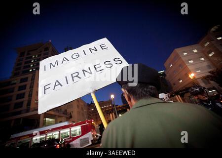 22 novembre 2011 - Los Angeles, California, Stati Uniti - i manifestanti si trovavano fuori dalla Federal Reserve Bank tenendo dei cartelli durante una protesta "Occupy" che ha marciato per le strade del centro di Los Angeles. (Immagine di credito: © Mark Samala/ZUMAPRESS.com) Foto Stock