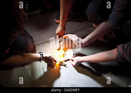 22 novembre 2011 - Los Angeles, California, Stati Uniti - i manifestanti si sono riuniti in un cerchio bruciando una banconota da un dollaro durante un raduno di "occupazione" al di fuori della Federal Reserve Bank. (Immagine di credito: © Mark Samala/ZUMAPRESS.com) Foto Stock