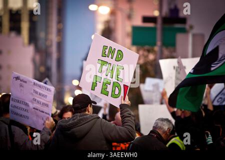 22 novembre 2011 - Los Angeles, California, Stati Uniti - i manifestanti hanno gridato e tenuto i cartelli durante una manifestazione "Occupy" fuori dalla Federal Reserve Bank. (Immagine di credito: © Mark Samala/ZUMAPRESS.com) Foto Stock