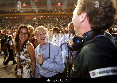 27 settembre 2009 - Singapore - JEAN TODT, centro, (fra) candidato alla presidenza della FIA, con la moglie, l'attrice MICHELLE YEOH, ha lasciato la griglia con CHRISTIAN HORNER (Credit Image: Sutton Motorsports/ZUMAPRESS.com) Foto Stock